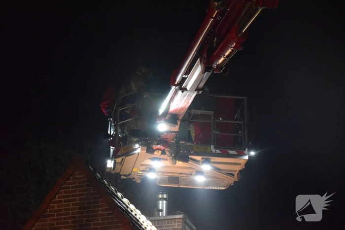 Brandweer veegt schoorsteen na schoorsteenbrand