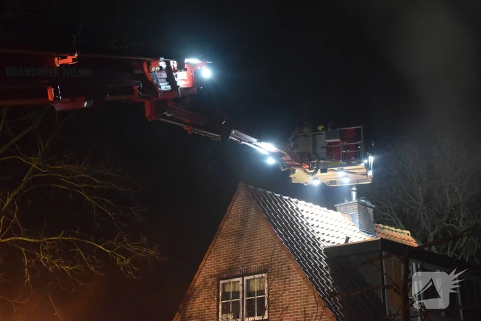 Brandweer veegt schoorsteen na schoorsteenbrand