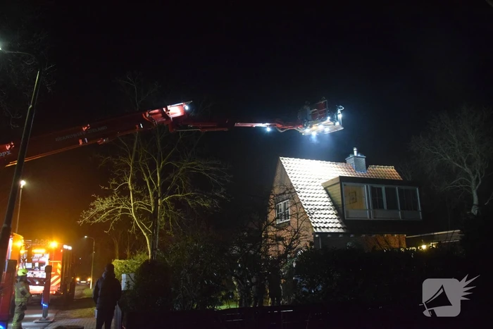 Brandweer veegt schoorsteen na schoorsteenbrand
