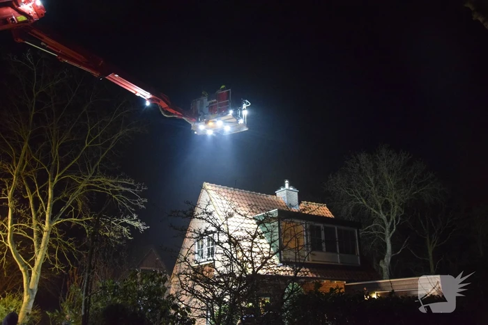 Brandweer veegt schoorsteen na schoorsteenbrand