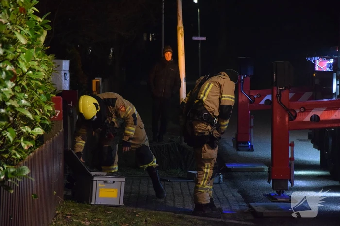 Brandweer veegt schoorsteen na schoorsteenbrand