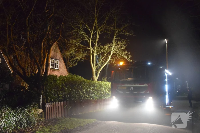 Brandweer veegt schoorsteen na schoorsteenbrand