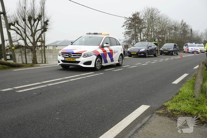 Houten geleiderail aan diggelen bij verkeersongeval