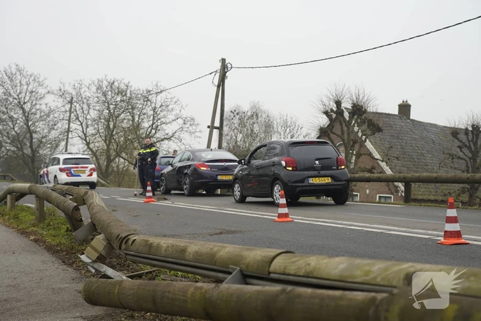 Houten geleiderail aan diggelen bij verkeersongeval