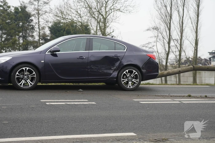 Houten geleiderail aan diggelen bij verkeersongeval