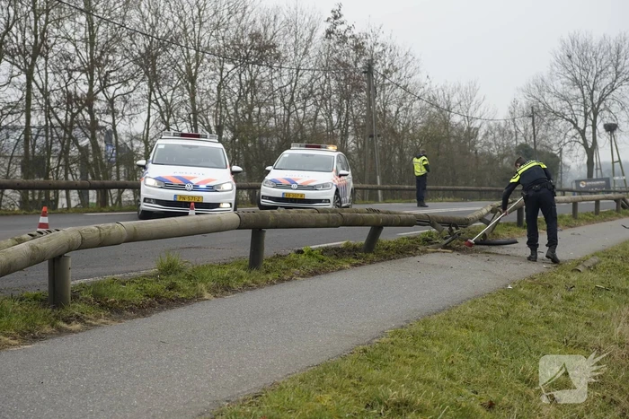 Houten geleiderail aan diggelen bij verkeersongeval