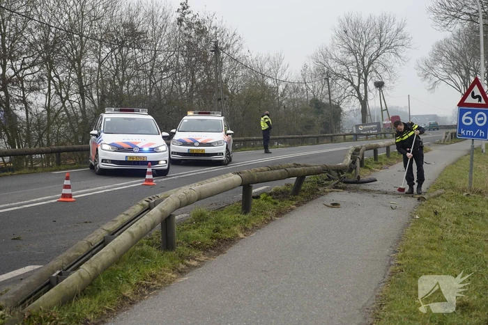 Houten geleiderail aan diggelen bij verkeersongeval