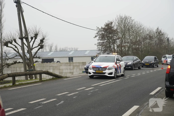 Houten geleiderail aan diggelen bij verkeersongeval