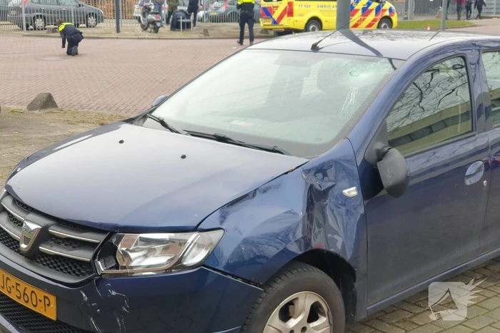 Auto en scooter botsen op kruising