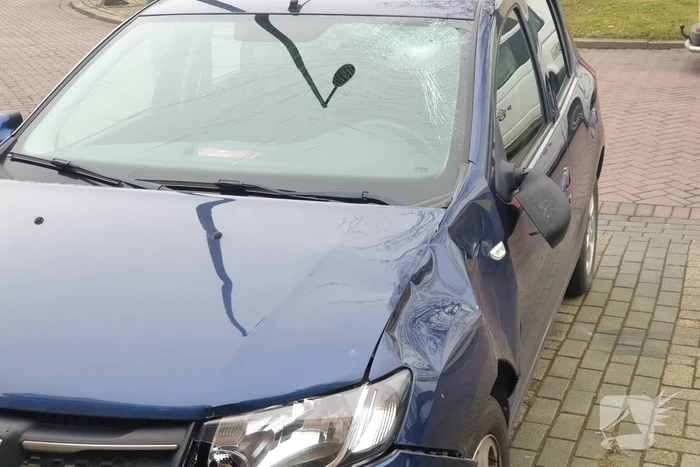 Auto en scooter botsen op kruising