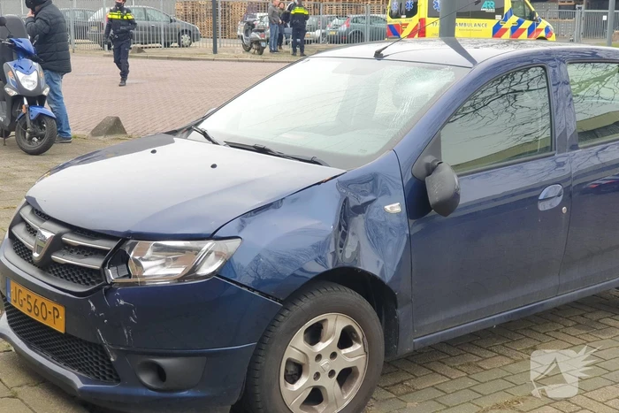 Auto en scooter botsen op kruising