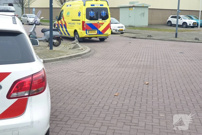 Auto en scooter botsen op kruising