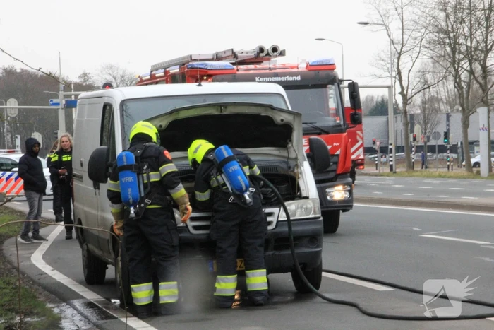 Brand in motorcompartiment van bestelbus