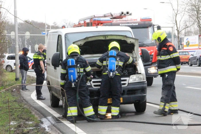 Brand in motorcompartiment van bestelbus