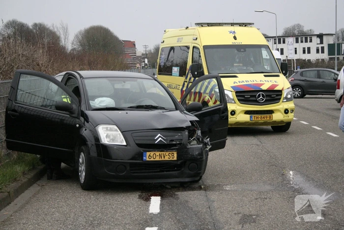 Enorme schade na ongeval tussen twee voertuigen