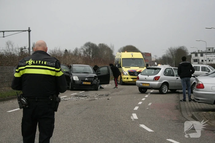 Enorme schade na ongeval tussen twee voertuigen