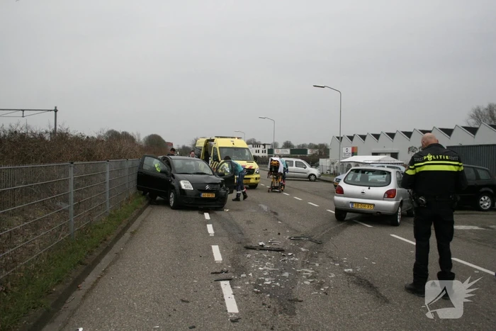 Enorme schade na ongeval tussen twee voertuigen