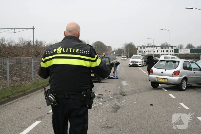 Enorme schade na ongeval tussen twee voertuigen