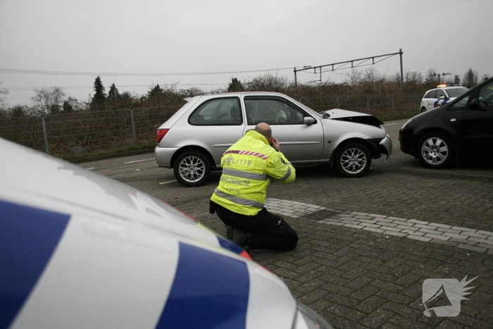 Enorme schade na ongeval tussen twee voertuigen