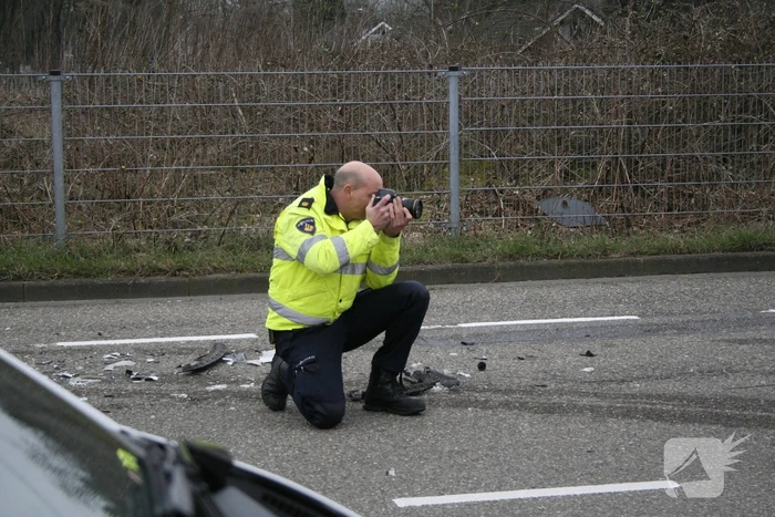 Enorme schade na ongeval tussen twee voertuigen