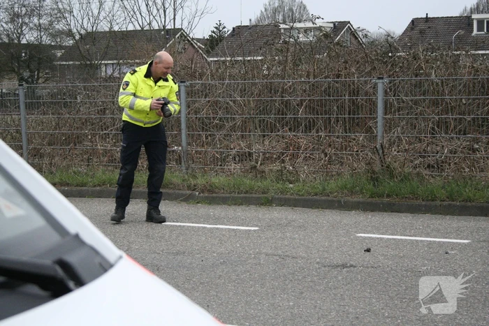 Enorme schade na ongeval tussen twee voertuigen