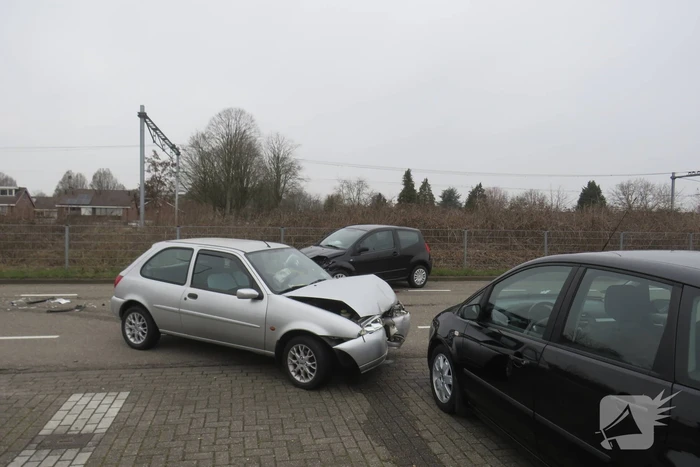 Enorme schade na ongeval tussen twee voertuigen