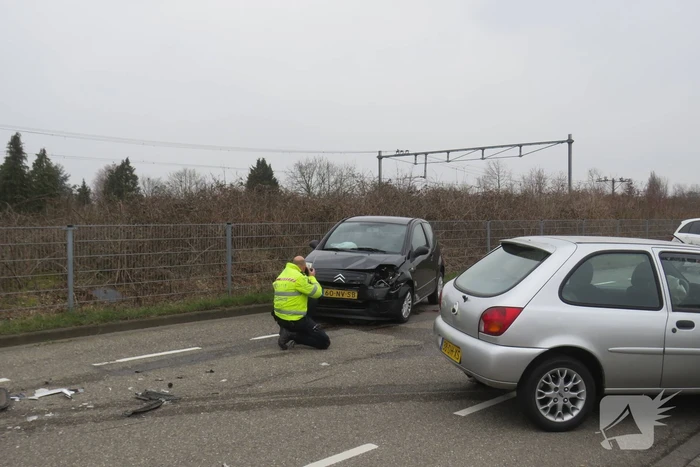 Enorme schade na ongeval tussen twee voertuigen