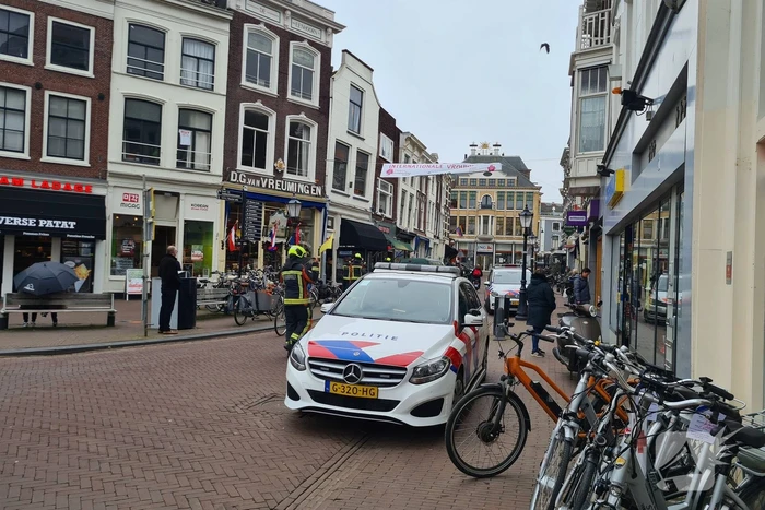 Kabel spandoek schiet door raam van woning