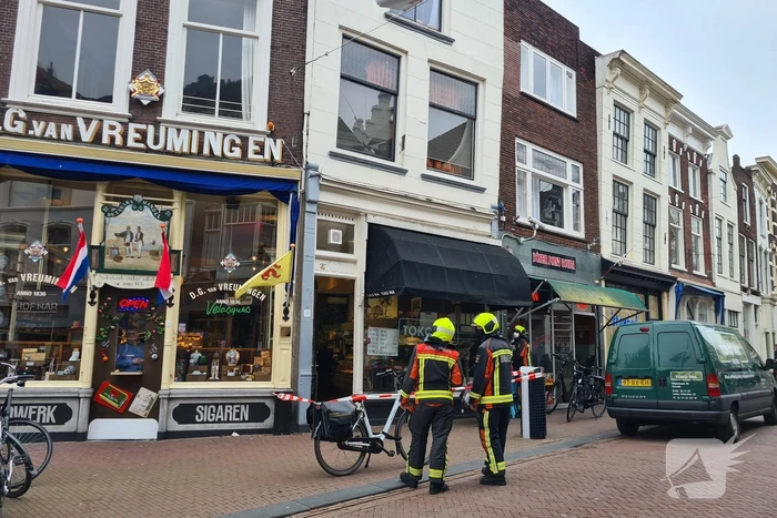 Kabel spandoek schiet door raam van woning