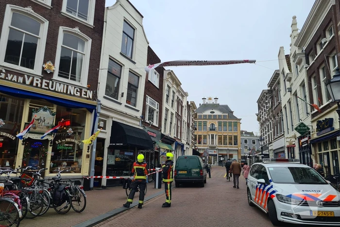 Kabel spandoek schiet door raam van woning