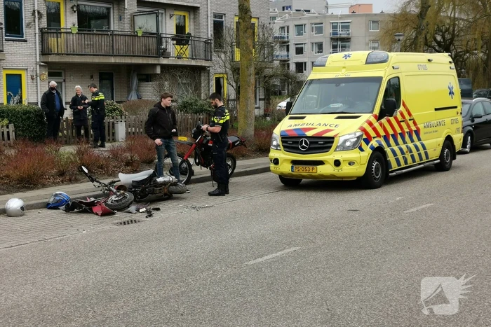 Brommer in de kreukels na botsing met bestelbus