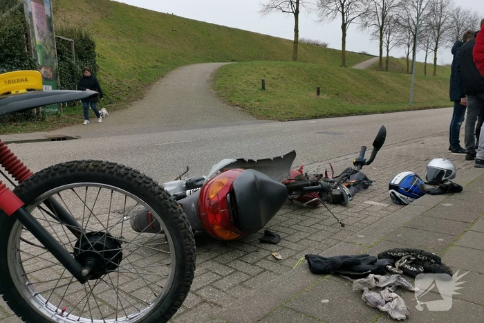 Brommer in de kreukels na botsing met bestelbus