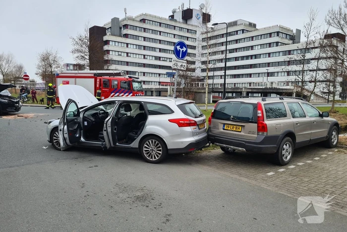 Twee auto's met elkaar in botsing op kruising