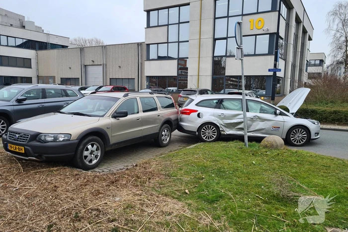 Twee auto's met elkaar in botsing op kruising