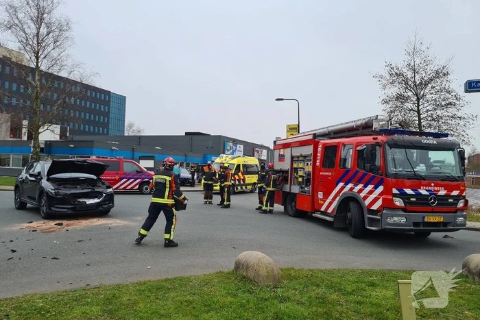 Twee auto's met elkaar in botsing op kruising