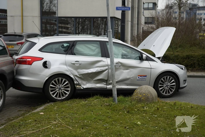 Twee auto's met elkaar in botsing op kruising