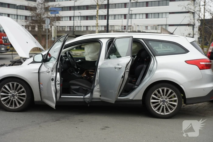 Twee auto's met elkaar in botsing op kruising