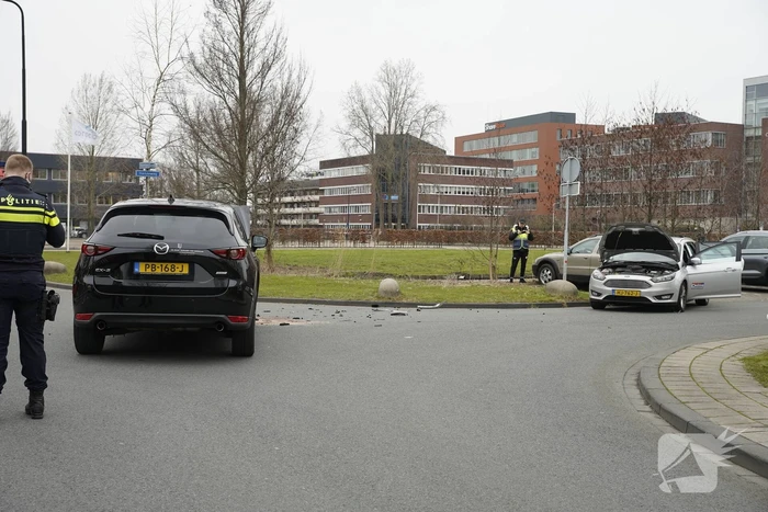 Twee auto's met elkaar in botsing op kruising
