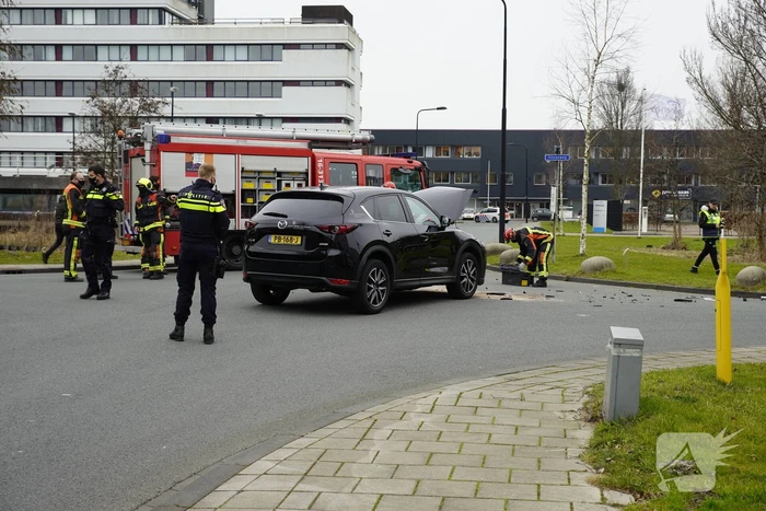 Twee auto's met elkaar in botsing op kruising