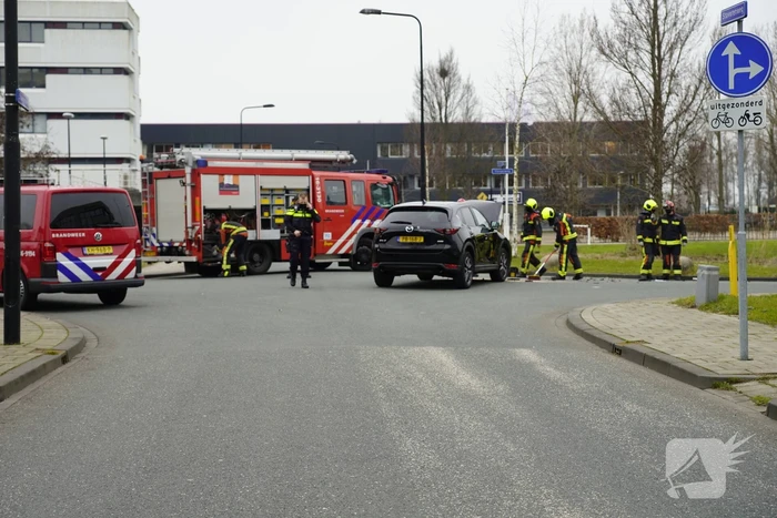 Twee auto's met elkaar in botsing op kruising
