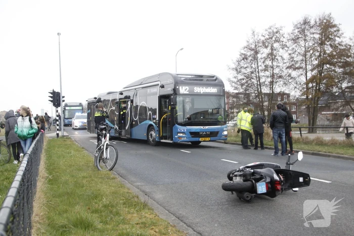 Scooterrijder gewond bij aanrijding met bus
