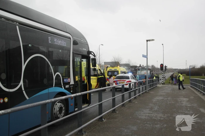 Scooterrijder gewond bij aanrijding met bus