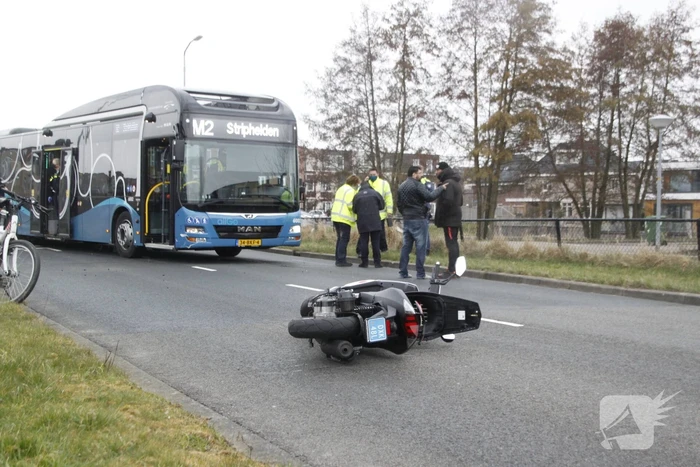 Scooterrijder gewond bij aanrijding met bus
