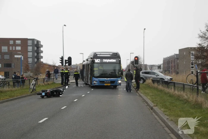 Scooterrijder gewond bij aanrijding met bus
