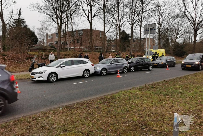 Drie auto's met elkaar in botsing