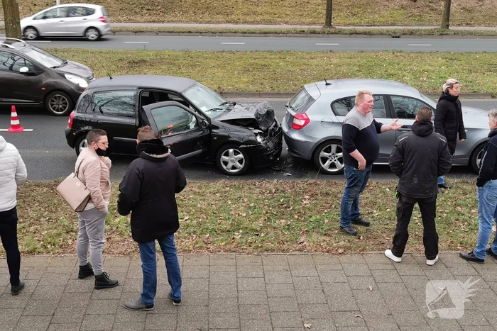 Drie auto's met elkaar in botsing