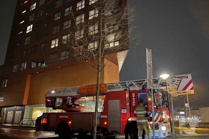 Brandweer helpt mevrouw na buitensluiting uit woning