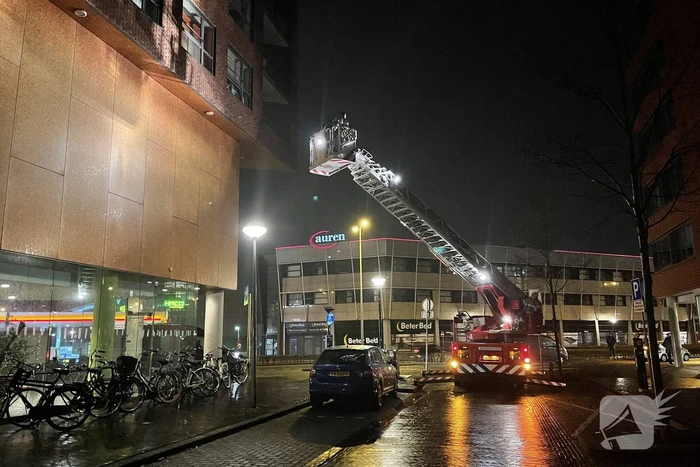Brandweer helpt mevrouw na buitensluiting uit woning