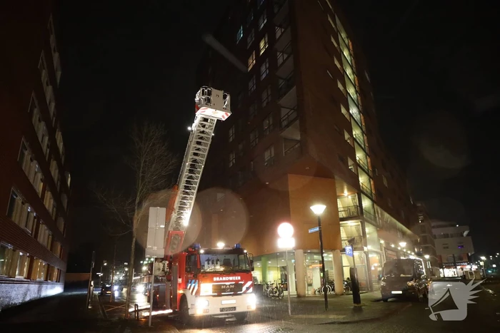 Brandweer helpt mevrouw na buitensluiting uit woning