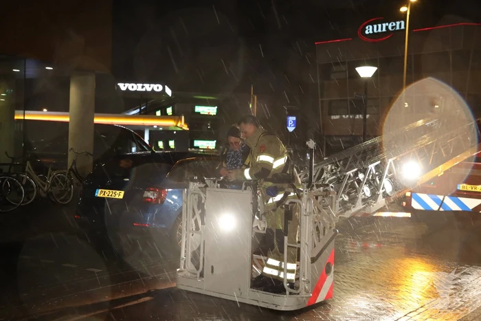 Brandweer helpt mevrouw na buitensluiting uit woning